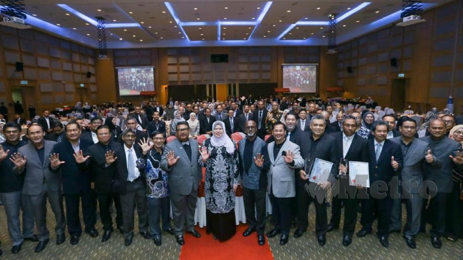 Rina (tengah) bergambar bersama pemenang selepas Majlis Anugerah Syarikat Terbaik KPLB. FOTO Nurul Syazana Rose Razman