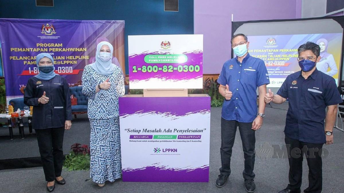Rina (dua dari kiri) merasmikan pelancaran Talian Helpline FamilyCare@LPPKN di Kompleks Sukan Datuk Keramat, Kuala Lumpur hari ini. Foto Aziah Azmee 