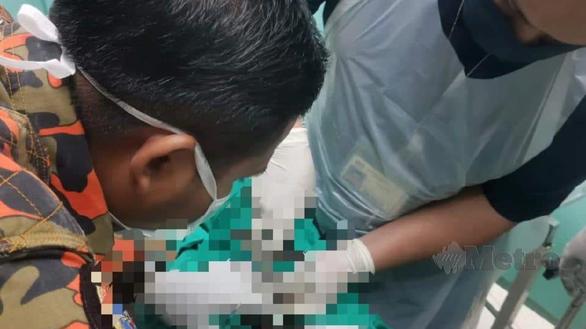 ANGGOTA bomba memotong cincin besi yang tersangkut pada alat sulit seorang lelaki di Hospital Raja Permaisuri Bainun (HRPB), hari ini.  FOTO Ihsan bomba.