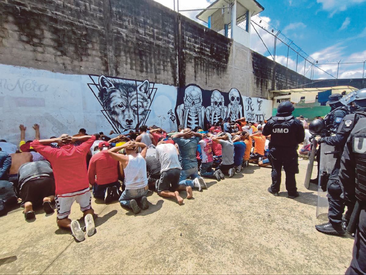 PIHAK berkuasa melancarkan operasi di penjara Bellavista, susulan rusuhan banduan di penjara berkenaan. FOTO AFP 