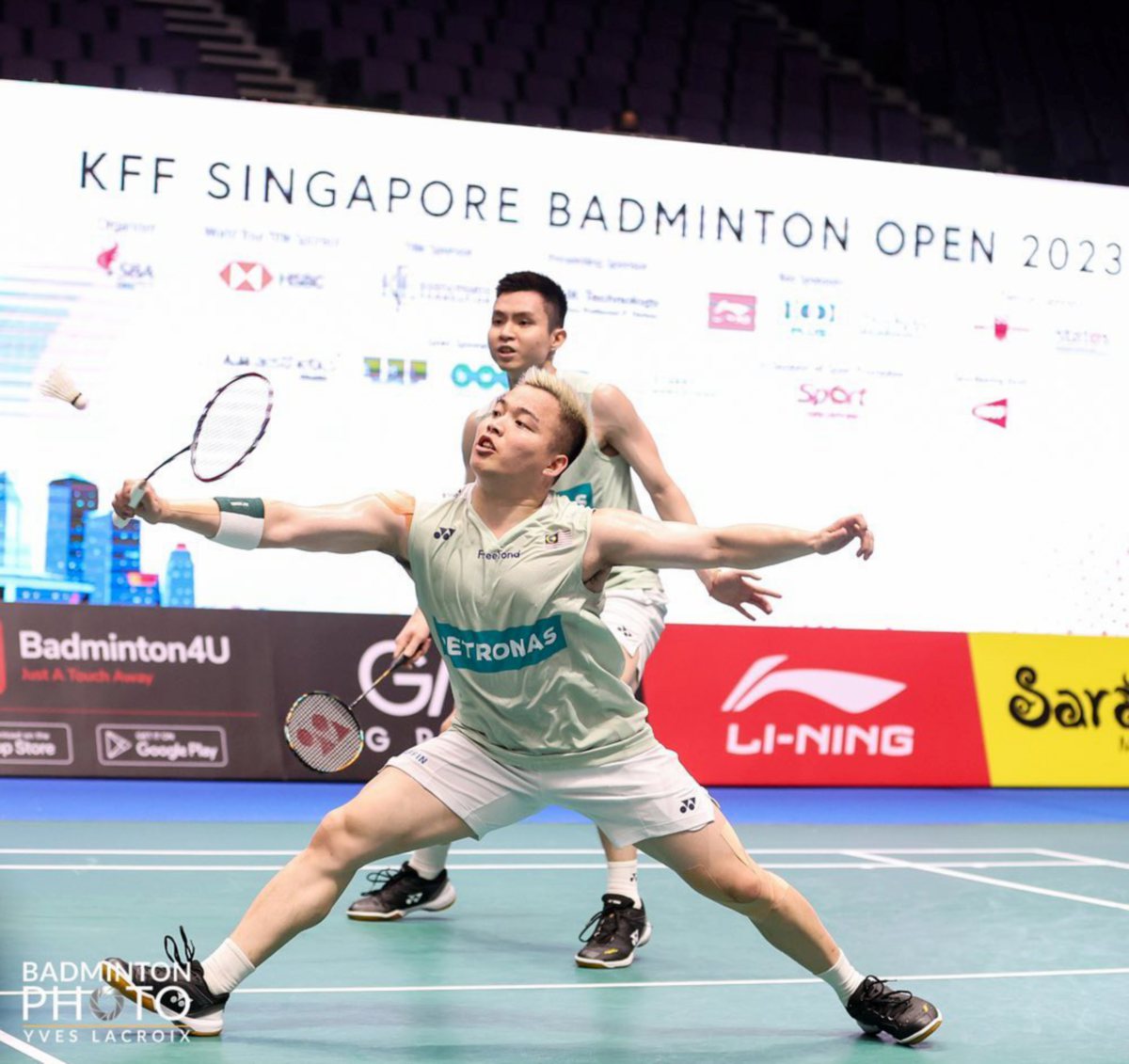 AARON (kiri) dan Wooi Yik bakal bertemu satu lagi pasangan Indonesia, Leo Rolly Carnando-Daniel Marthin, esok. FOTO Badminton Photo