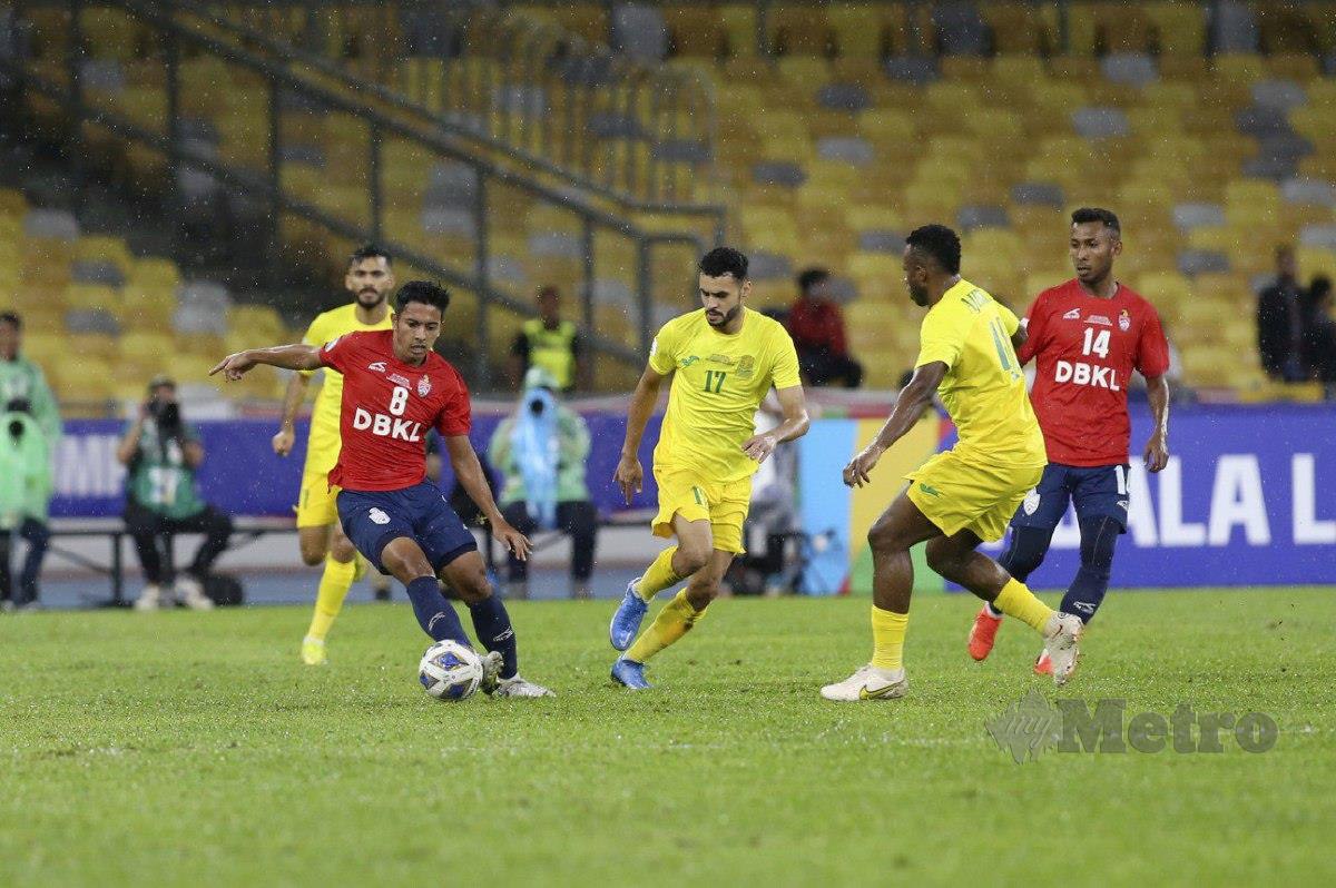 PEMAIN KL City,Zhafri Yahya (kiri) cuba melepasi kawalan pemain Al Seeb pada final Piala AFC di Stadium Nasional Bukit Jalil. FOTO EIZAIRI SHAMSUDIN