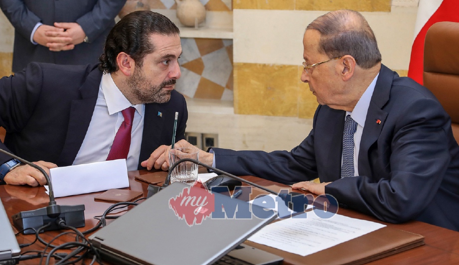 Presiden Lubnan, Michel Aoun (kanan) bersama Perdana Menteri Saad Hariri ketika mesyuarat kabinet di Istana  Presiden di Baabda, Beirut, hari ini. - Foto DALATI NOHRA via EPA