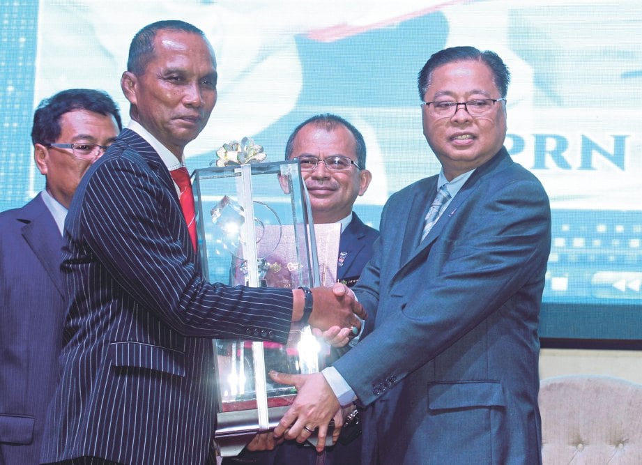 WAKIL Risda Negeri Johor, Damanhuri Toha menerima Anugerah Perdana daripada Ismail Sabri.