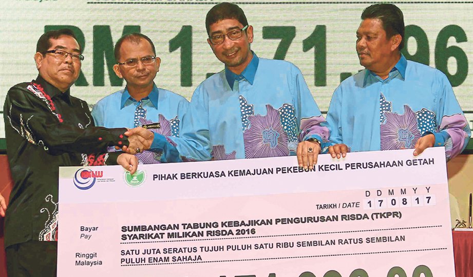 MEOR Mohd Zamnis (kiri) menyerahkan replika cek kepada Zahidi (tiga dari kiri).