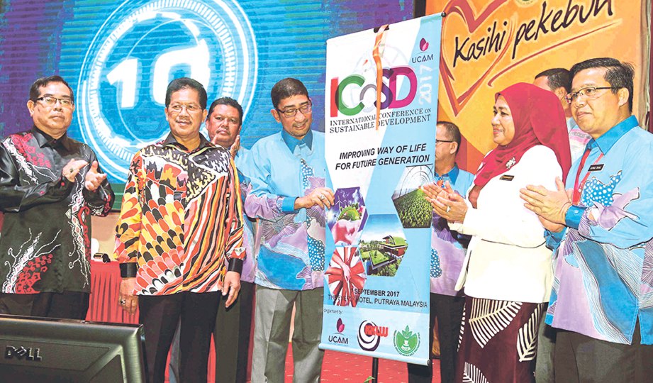 ZAHIDI (empat dari kiri) melancarkan ICoSD 2017.