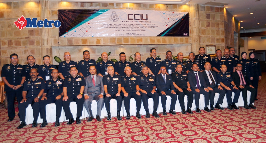 Khalid (tujuh dari kiri) bergambar dengan pegawai kanan PDRM selepas mempengerusikan mesyuarat CCIU. FOTO Zulkarnain Ahmad Tajuddin