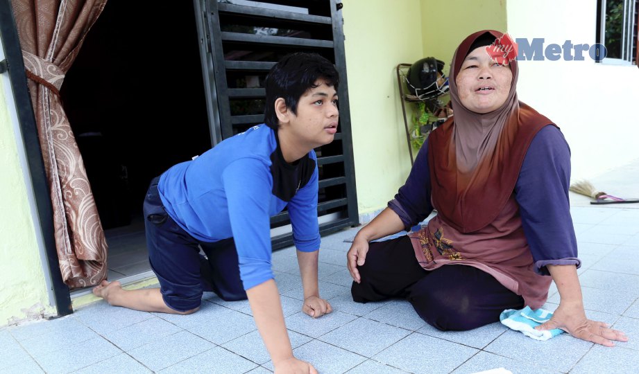 NUR Hasyimah merangkak ke arah ibunya, Norepah di rumah mereka  di Taman Batang Melaka Baru. FOTO Khairunisah Lokman