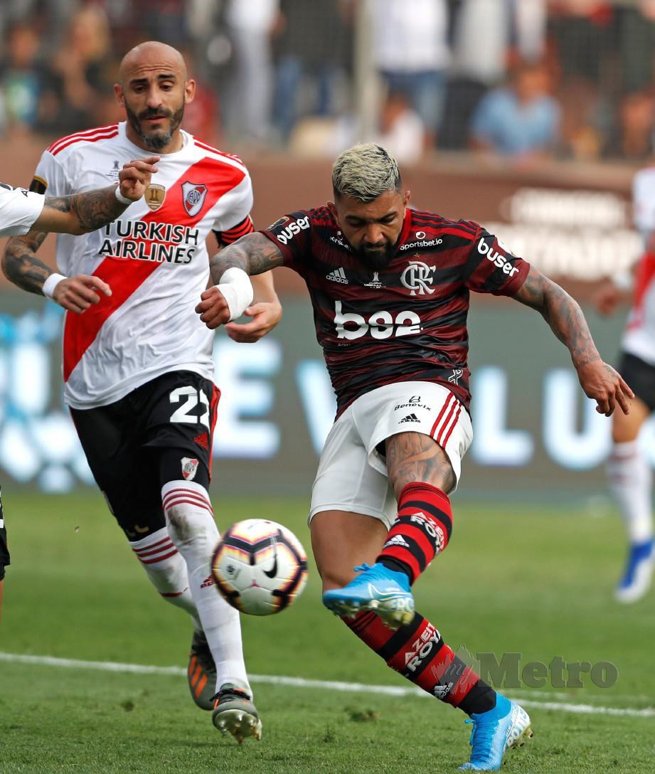 BARBOSA (kanan) menjaringkan gol kemenangan Flamengo di Stadium Monumental, Lima. — FOTO EPA