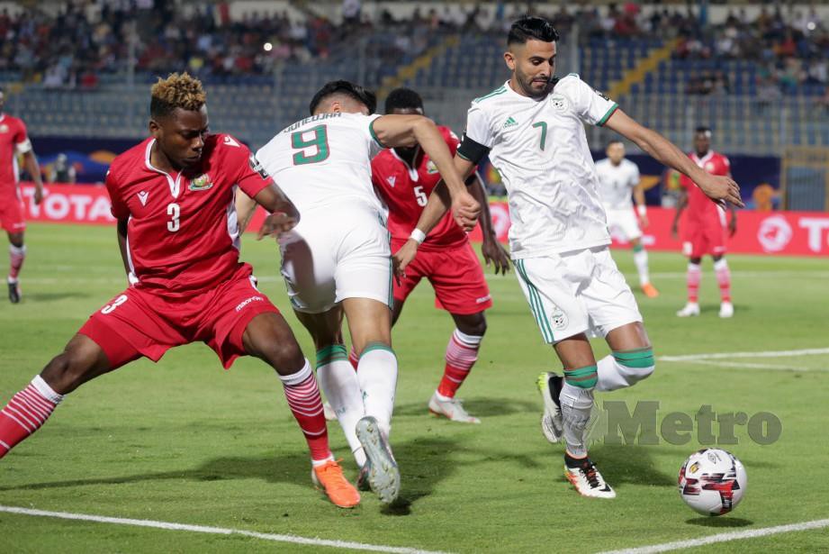 MAHREZ (kanan) berebut bola dengan pemain Kenya, Abdo Omar (kiri) di Stadium 30 Jun, Kaherah awal pagi tadi. —  FOTO EPA