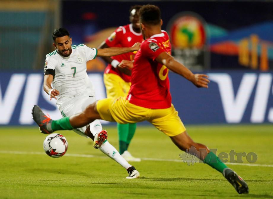 MAHREZ (kiri) meledak gol kedua pasukannya di Stadium 30 Jun, Kaherah. — FOTO Reuters