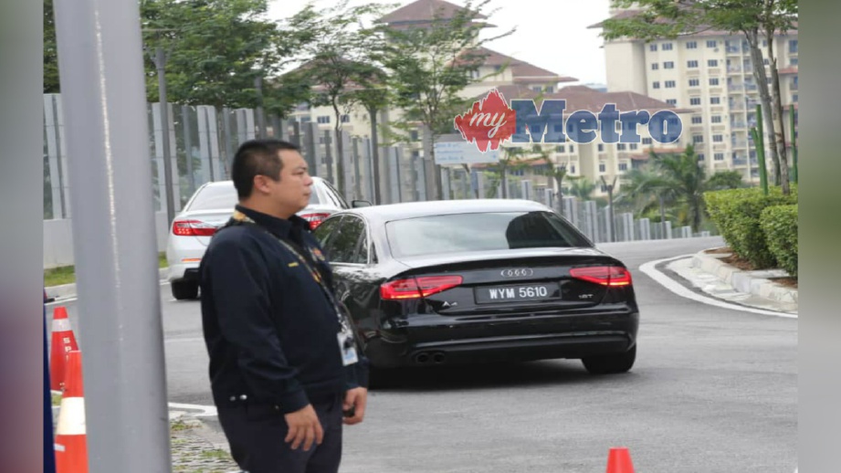 KENDERAAN membawa Riza Aziz tiba di Ibu Pejabat SPRM Putrajaya, hari ini. FOTO Rahim Rahmat