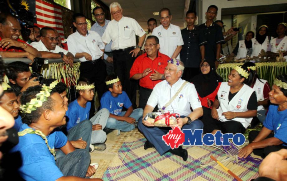 PERDANA Menteri, Datuk Seri Najib Abdul Razak menerima cenderahati daripada masyarakat Orang Asli pada lawatan kerja ke pusat penyelidikan Tasik Chini. FOTO Farizul Hafiz Awang 