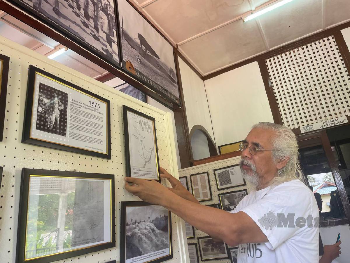 MD Ridzuan menunjukkan sejarah Kuala Kubu Bharu di Galeri Sejarah KKB. FOTO Mohammad Khairil Ashraf Mohd Khalid.