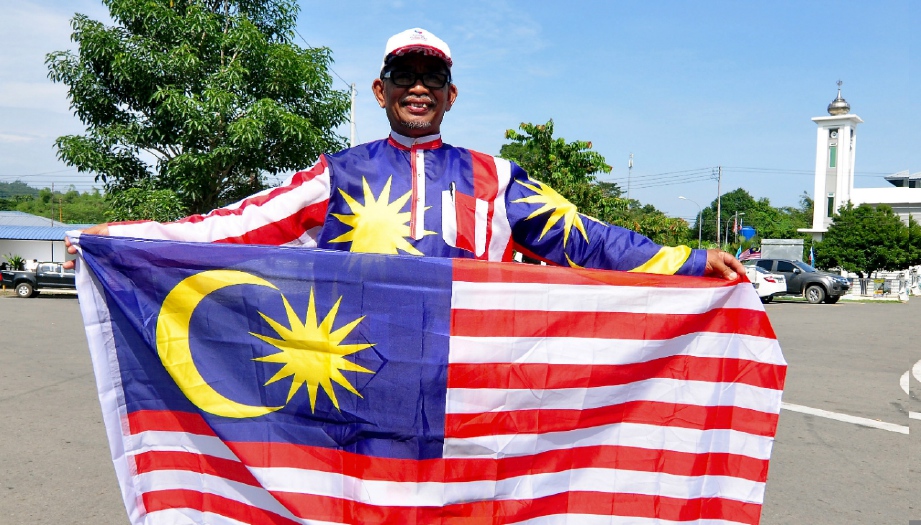 RAHMAN Jali menggayakan baju Melayu yang direka menggunakan Jalur Gemilang. FOTO BERNAMA 