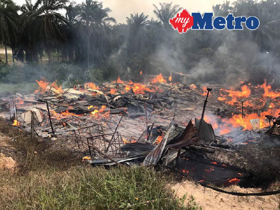 Rumah kongsi yang musnah terbakar di Taman Semenyih Fasa 3, Semenyih, hari ini. FOTO ihsan bomba