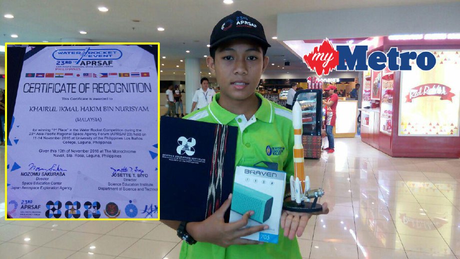 Khairul Ikmal menunjukkan sijil dan piala yang dimenangi selepas meraih tempat pertama Acara Roket Air Peringkat Asia Pasifik di Laguna, Filipina, petang semalam. FOTO Mohd Jazrinizad Jamaludin
