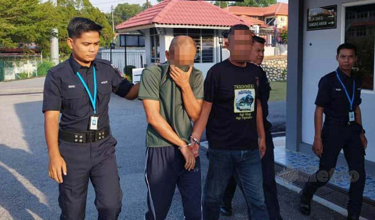 DUA lelaki yang dipercayai terbabit kes samun dan menyamar sebagai anggota polis dibawa untuk pertuduhan di Mahkamah Majisterat Port Dickson. FOTO Mohd Khidir Zakaria