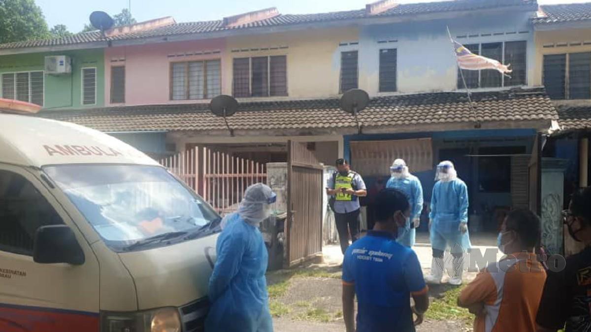 Polis dan pasukan perubatan ketika hadir di rumah pasangan warga emas yang ditemukan meninggal dunia di Taman Kota Masai, Pasir Gudang semalam. Foto Ihsan Pembaca