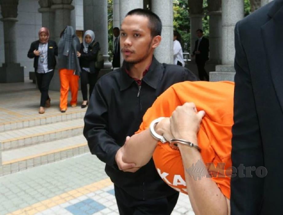 KEDUA-DUA suspek dibawa ke mahkamah, hari ini. FOTO Ahmad Irham Mohd Noor 
