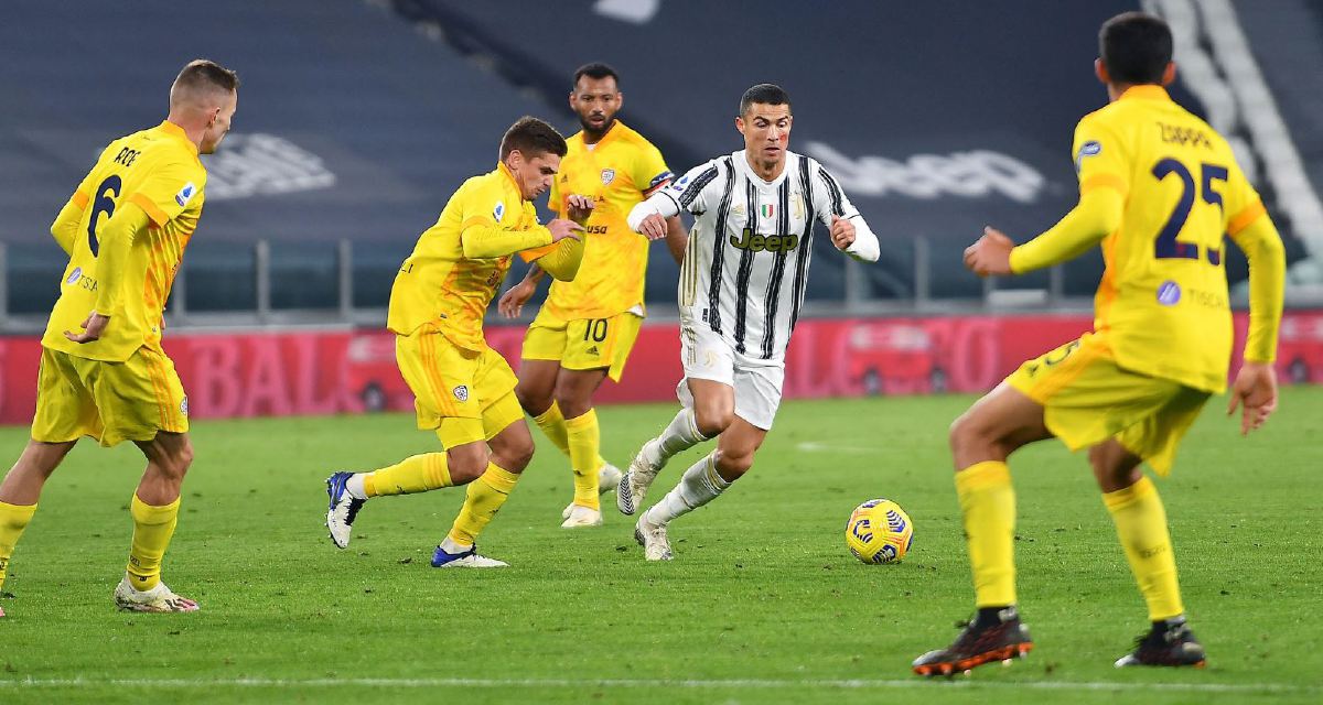 RONALDO melepasi kawalan pemain Cagliari, semalam. FOTO AFP