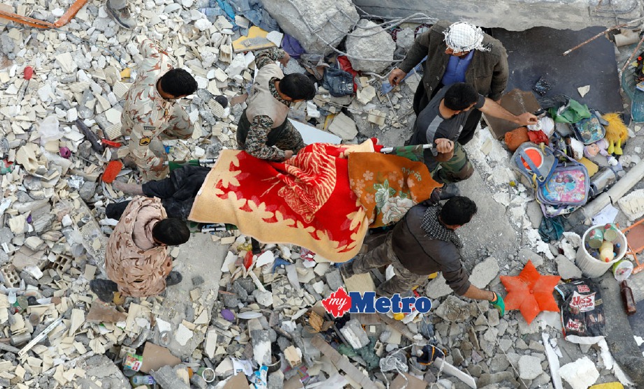 Pasukan penyelamat mengusung mayat mangsa yang ditemui di Pole-Zahab, wilayah Kermanshah. - Foto EPA