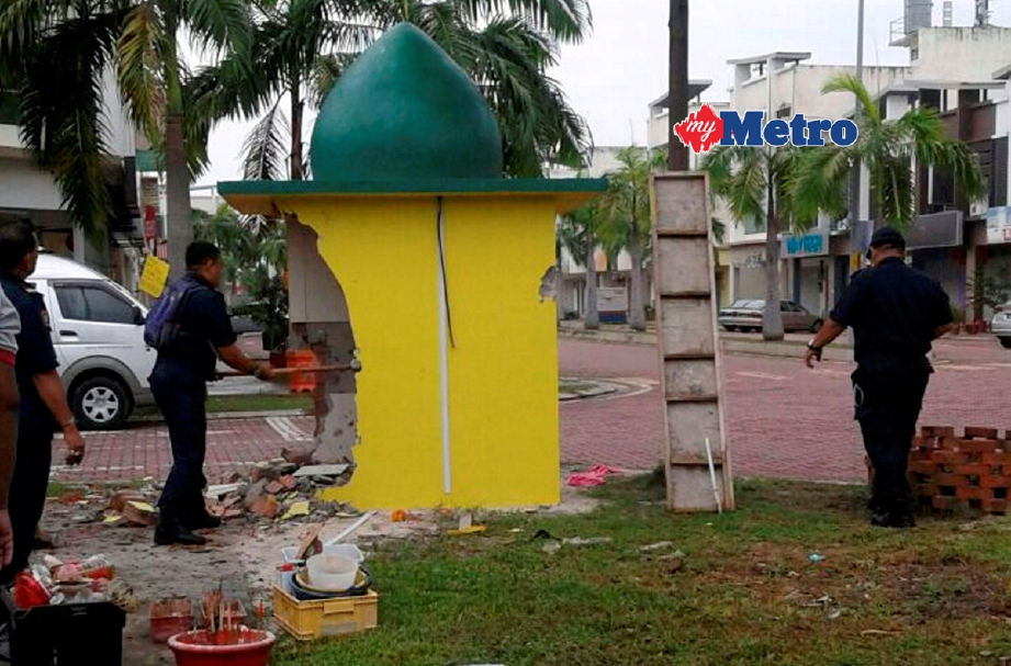 MPK dengan kerjasama polis membantu pejabat daerah, merobohkan kuil yang menyerupai kubah masjid di Bukit Raja, Klang, hari ini. - Foto MAJLIS PERBANDARAN KLANG