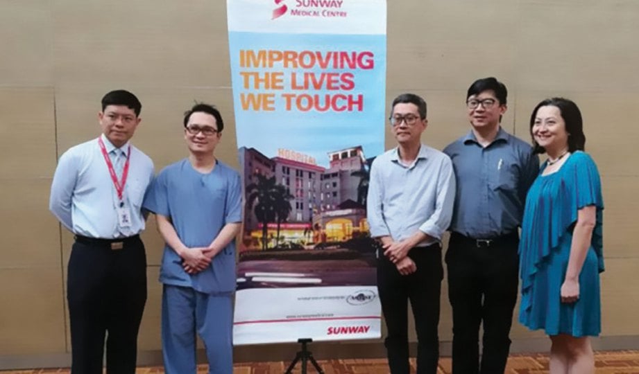 DR Jason (dua dari kiri) bersama Dr Khoo (kiri), Dr Wong (tiga dari kanan), Dr Chong (dua dari kanan) dan Dr Tan (kanan).