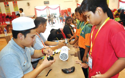 KESERONOKAN pelajar mengendalikan robot hasil ciptaan mereka selama dua hari jelas tergambar pada program Kem Teknologi KPerak di Sekolah Menengah Kebangsaan Dato’ Ahmad, Lenggong, Perak, baru-baru ini.