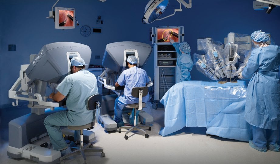 KEADAAN dalam bilik pembedahan menggunakan sistem robotik.