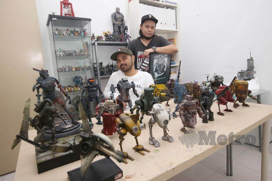 FAHMY (kiri) dan Mohd Hafiz bersama robot DIY. FOTO Nurul Shafina Jemenon