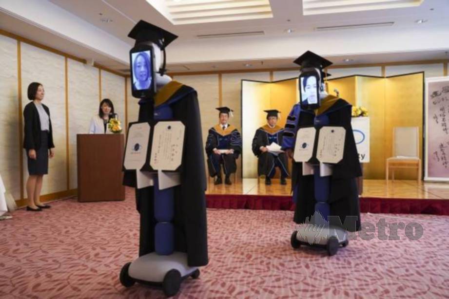 AVATAR wajah graduan dipaparkan pada skrin  robot. FOTO Agensi