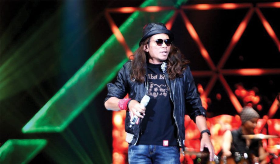 PELAKON utama Rock Bro, Khir Rahman menyampaikan lagu Tika.