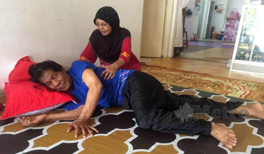 HASLINA tabah menjaga suaminya yang juga penyanyi lagu Marilah Mengundi selepas diserang angin ahmar. FOTO Nur Izzati Mohamad.