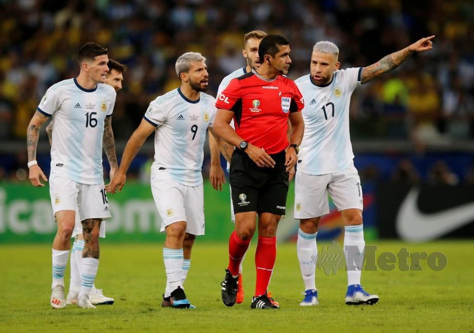 ZAMBRANO (dua kanan) tidak mempedulikan bantahan pemain Argentina. — FOTO Reuters