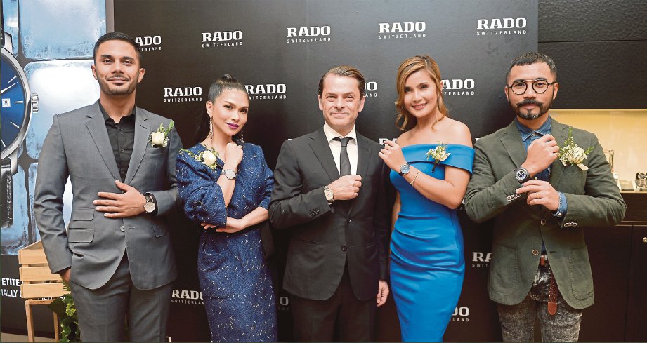 TIMBALAN Presiden Jualan Rado Watch, Switzerland Carlos Cardenas (tengah) bersama (dari kiri) pelakon Fikry Ibrahim Anzalna Nasir, Adeline Tsen dan Wak Doyok pada acara perasmian butik Rado di KLCC baru-baru ini.