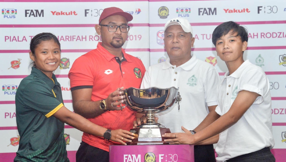 JAMIL (dua dari kanan) dan Zulkifli (dua dari kiri) bersama kapten pasukan masing-masing  pada sidang media praperlawanan PTSR 2019 di Wisma Persatuan Bolasepak Malaysia (FAM).  - FOTO FB FAM