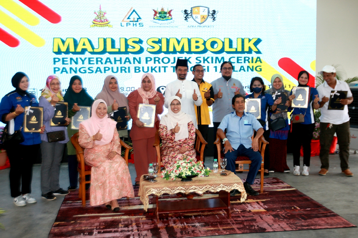 RODZIAH (duduk tengah) bersama wakil penduduk di Pangsapuri Bukit Tinggi 1 di Pangsapuri Bukit Tinggi 1, Klang. FOTO Faiz Anuar.