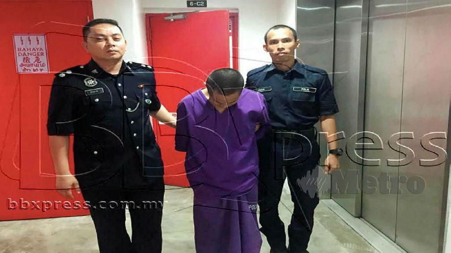 ANGGOTA polis mengiringi tertuduh selepas Mahkamah Sesyen Kuala Terengganu menjatuhkan hukuman penjara 30 tahun dan 18 sebatan kerana merogol kekasih bawah umur, hari ini. FOTO Zatul Iffah Zolkiply