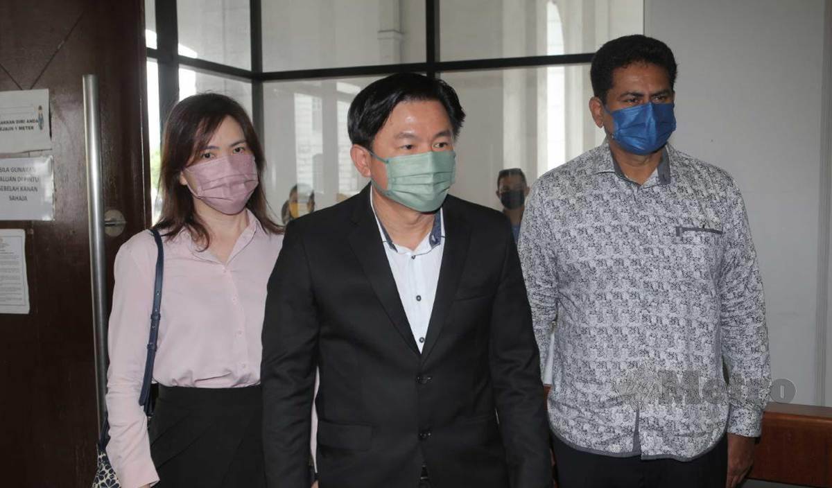 PAUL Yong Choo Kiong (tengah) hadir pada perbicaraan kes merogol pembantu rumah di Mahkamah Tinggi Ipoh. FOTO L.Manimaran