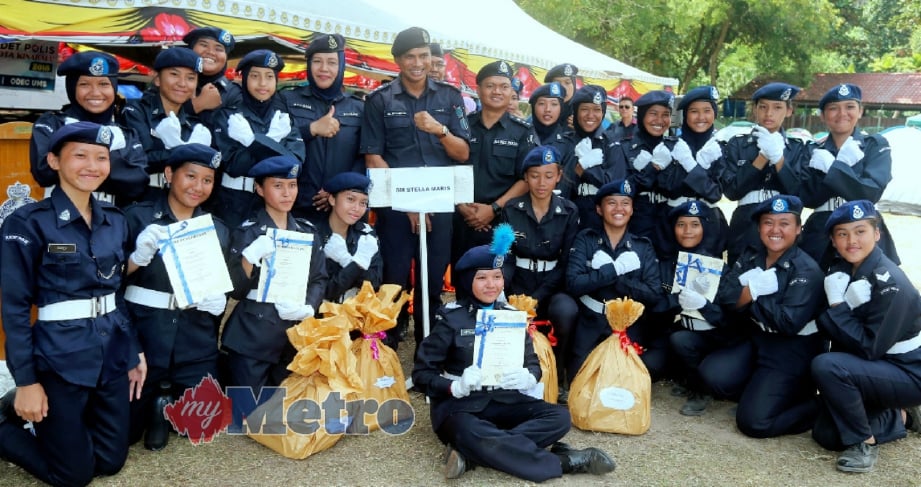 CHANDRA (tengah) bersama sebahagian peserta pada Majlis Penutupan Perkhemahan Kor Kadet Polis Daerah Kota Kinabalu di Pusat Kegiatan Luar (ODEC) UMS, Kota Kinabalu, hari ini. FOTP Malai Rosmah Tuah. 