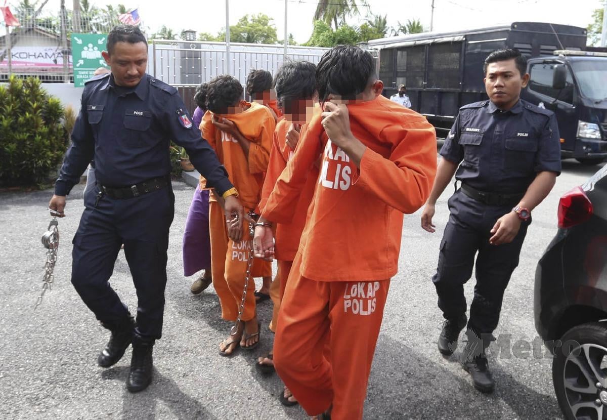 Enam remaja (berbaju oren) didakwa di Mahkamah Majistret,  atas 15 pertuduhan merogol seorang pelajar Tingkatan Dua dalam kejadian di Tawang. FOTO NIK ABDULLAH NIK OMAR