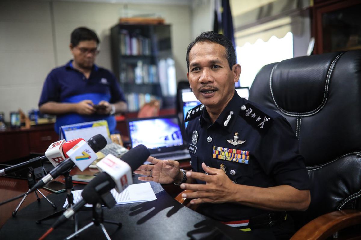 ROHAIMI pada sidang media berhubung kes mangsa penipuan syarikat pengendali pakej umrah di Ibu Pejabat Polis Kontijen (IPK) Terengganu. FOTO Ghazali Kori.