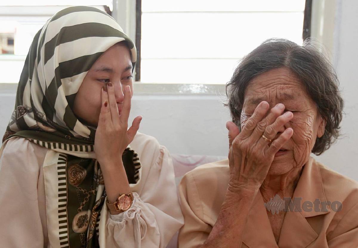 ROHANA dan ibu angkatnya Hoi Lan terharu selepas menerima surat tawaran pengajian di UTeM di rumahnya. FOTO Fathil Asri