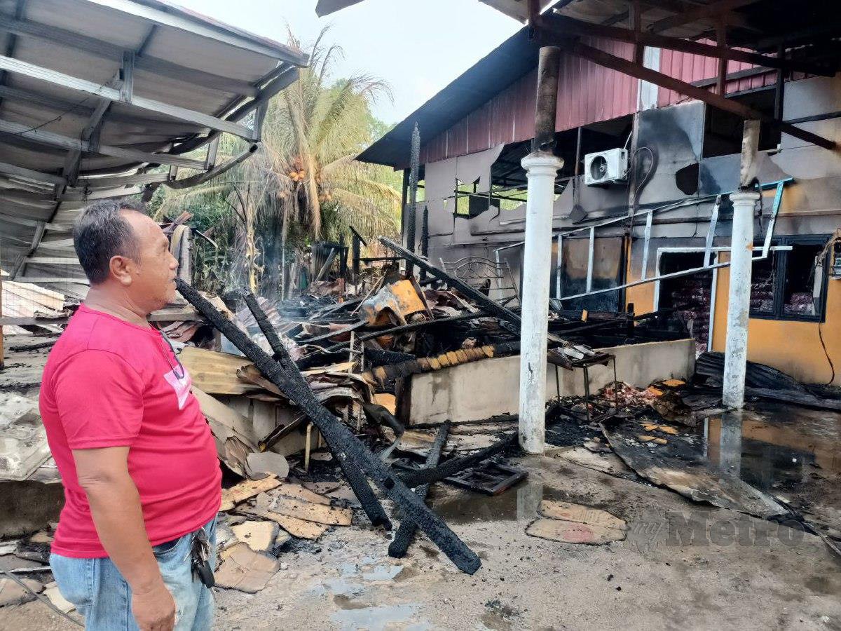 MAT Zuki melihat premisnya yang turut terbabit dalam kebakaran di Kampung Besut di sini, petang tadi. FOTO Siti Rohana Idris