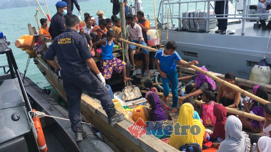 MARITIM Malaysia menunda bot membawa 60 pelarian Rohingya dari Myanmar ke agensi itu di Bukit Malut, Langkawi, hari ini. FOTO ihsan Maritim Malaysia 