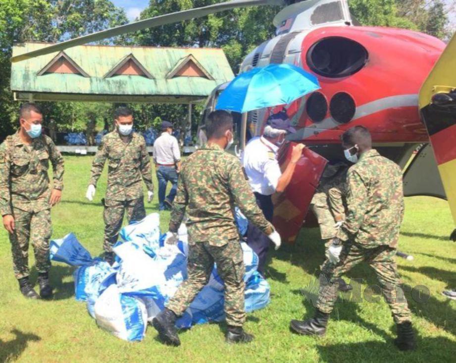 MISI penghantaran bantuan bekalan makanan ke pedalaman Sarawak menggunakan helikopter TUDM dan Hornbill Skyway berjalan lancar hari ini. FOTO ATM