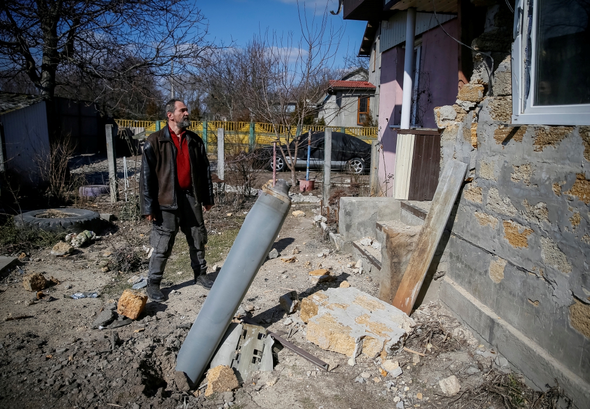 PENDUDUK melihat roket yang tidak meletup di halaman rumahnya di utara Kyiv. FOTO Reuters