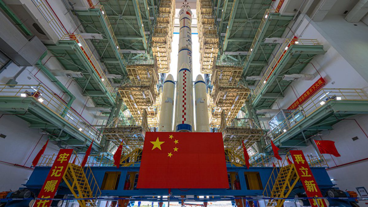 ROKET pengangkut Long March-2F yang akan melancarkan kapal angkasa Shenzhou-16. FOTO CFP