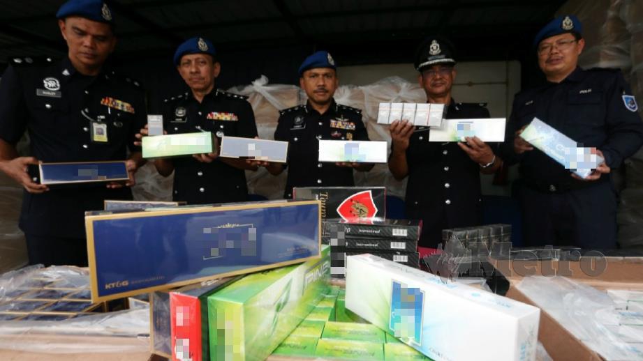 Muhd Yusoff (tengah) menunjukkan rokok seludup yang dirampas bernilai RM4.87 juta. FOTO Farizul Hafiz Awang